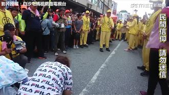 孝女跪求保佑重病母　媽祖鑾轎暖加持