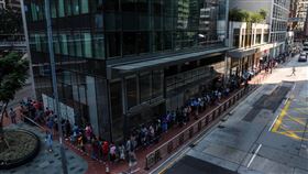 香港區議會選舉投票排隊人龍（1）香港近日抗爭情勢逐漸趨緩，24日區議會選舉如期舉行，上午各個投票點湧入大量人潮，灣仔一處投票站人潮繞了大樓一圈。中央社記者吳家昇攝  108年11月24日