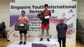 新加坡青少年國際羽球賽 U19男單廖倬甫奪金2019新加坡青少年國際羽球系列賽決賽，U19男單由台灣選手對決，廖倬甫（中）拿下金牌，黃郁豈（左）奪銀。（教練提供）中央社記者黃自強新加坡傳真　108年11月24日