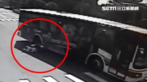 綠燈一亮就衝！機車撞公車頭塞車輪下