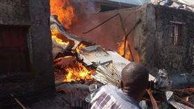 剛果民主共和國（簡稱民主剛果）東部的果瑪市（Goma）今（24）日發生小飛機墜機事故，救難人員表示，至少已從殘骸中拖出18具遺體。（圖／翻攝自LucZihalirwa Twitter）