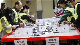 區議會選舉 深夜點票香港近日抗爭情勢逐漸趨緩，24日區議會選舉如期舉行，晚間10時30分結束投票後進行點票作業，灣仔一家投票站工作人員25日凌晨仔細清點選票。中央社記者吳家昇攝 108年11月25日