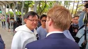 港人反抗／何君堯敗選又遭拔博士！英人權委員笑：我也有份。（圖／翻攝自推特）