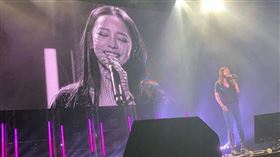 具荷拉日本巡演最終場於19日在東京Zepp Tokyo畫下句點，當時粉絲舉起手幅「永遠在一起」為具荷拉加油打氣，她也不捨地和粉絲相約再見面，更喊話「我不會讓大家失望」，沒想到昨（24）日竟傳出在家中身亡的消息，讓許多粉絲淚崩無法置信。（圖／翻攝自具荷拉IG）