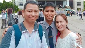 國道警察腦死器捐　大愛嘉惠6家庭（2）國道公路警察局楊梅分隊員警王黃冠鈞（中）追隨父親的腳步成為警察，23日執勤時發生車禍意外送醫，醫院26日宣布腦死後，家人決定捐贈器官，遺愛人間。（王黃冠鈞家人提供）中央社記者吳睿騏桃園傳真　107年11月27日