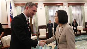 蔡總統接見布拉格市長總統蔡英文（右）30日上午在總統府接見捷克布拉格市長賀瑞普（Zdenek Hrib）（左），感謝他對台灣的支持。中央社記者張新偉攝　108年3月30日