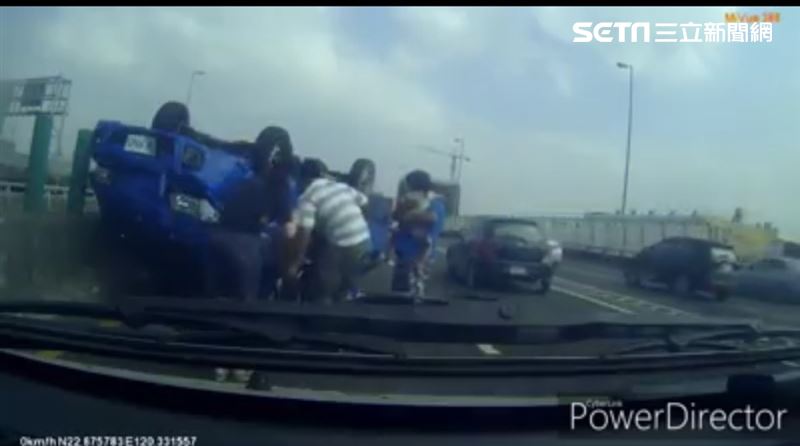 國道女童爬出翻覆貨車！警一家神救援