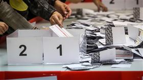 區議會選舉點票作業（3）香港近日抗爭情勢逐漸趨緩，24日區議會選舉如期舉行，晚間10時30分結束投票後進行點票作業，灣仔一家投票站工作人員將選票清點後依選舉號次分類。中央社記者吳家昇攝 108年11月25日
