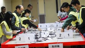 區議會選舉 深夜點票香港近日抗爭情勢逐漸趨緩，24日區議會選舉如期舉行，晚間10時30分結束投票後進行點票作業，灣仔一家投票站工作人員25日凌晨仔細清點選票。中央社記者吳家昇攝 108年11月25日