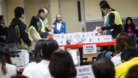 區議會選舉點票作業 民眾聚焦香港近日抗爭情勢逐漸趨緩，24日區議會選舉如期舉行，晚間10時30分結束投票後進行點票作業，25日凌晨灣仔一家投票站聚集大批民眾觀看作業情形。中央社記者吳家昇攝 108年11月25日