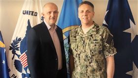 澳洲安全情報組織總監勃吉斯（左）24日發出聲明表示，正在調查中國試圖安插特工進入國會當議員的說法，強調當局認真看待此事。（圖取自twitter.com/MikePBurgess）