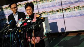 香港區議會選舉  林鄭月娥受訪（2）香港近日抗爭情勢逐漸趨緩，24日區議會選舉如期舉行，香港特首林鄭月娥（右）上午在高主教書院投票站投票，並接受媒體訪問。中央社記者吳家昇攝  108年11月24日