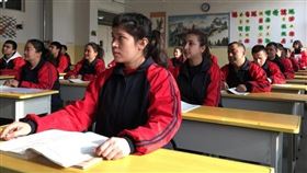 英國廣播公司「廣角鏡」節目取得內部文件，揭露新疆再教育營監獄式管理，顯示再教育營內的人如何遭到監禁、進行思想灌輸並遭受處罰。（檔案照片／路透社提供）