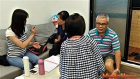 都更推動師進入社區，與住戶討論都更重建（圖／新北市政府）