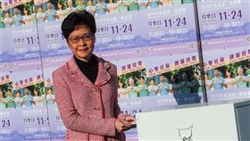 香港區議會選舉  林鄭月娥投票（2）香港近日抗爭情勢逐漸趨緩，24日區議會選舉如期舉行，香港特首林鄭月娥上午前往高主教書院投票站投票，將選票投入票箱。中央社記者吳家昇攝  108年11月24日