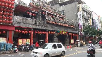 神殿前停千萬元跑車！郭董起家廟惹議