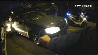 友誤「遭通緝」慫恿逃　警開槍打爆胎