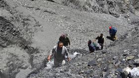 為原住民測出公分級權益  江盛中卓越技術獲肯定南投林區管理處霧社分站長江盛中（前）為原住民重測租地，保障土地使用權益，25日獲原曙獎肯定。圖為江盛中率隊進行系統樣區複查。（南投林管處提供）中央社記者蕭博陽南投縣傳真  108年11月25日