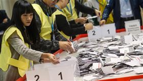區議會選舉點票作業（2）香港近日抗爭情勢逐漸趨緩，24日區議會選舉如期舉行，晚間10時30分結束投票後進行點票作業，灣仔一家投票站工作人員將選票分類。中央社記者吳家昇攝 108年11月25日