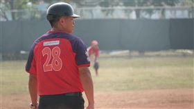 台東豐田國小少棒隊　球衣字樣有故事台東縣豐田國小校長方穎豐25日表示，球隊球衣上不隨便繡上廠商字樣，但「因聯結而喜悅」這排字有小故事，這是町洋企業打出的品牌信念，某次與小球員聊天，雖然球員不懂企業品牌的產品，但看到「聯結」兩個字，問起要連結什麼，童言童語說出：「連結愛」，讓他很欣慰。中央社記者謝靜雯攝　108年11月25日