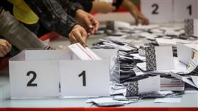 區議會選舉點票作業（3）香港近日抗爭情勢逐漸趨緩，24日區議會選舉如期舉行，晚間10時30分結束投票後進行點票作業，灣仔一家投票站工作人員將選票清點後依選舉號次分類。中央社記者吳家昇攝 108年11月25日