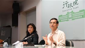 行政院政務委員林萬億及發言人Kolas。（圖／行政院提供）
