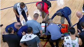 Kemba Walker遭擔架抬出。（圖／翻攝自YouTube）