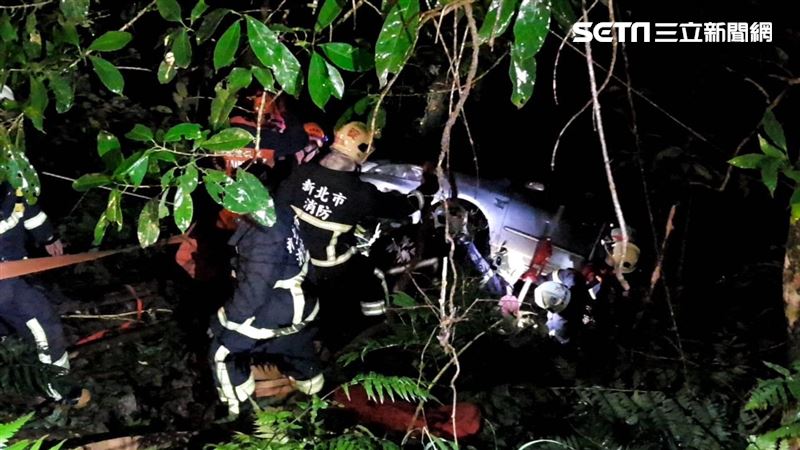 深坑汽車掉落山坡！男子送醫宣告不治