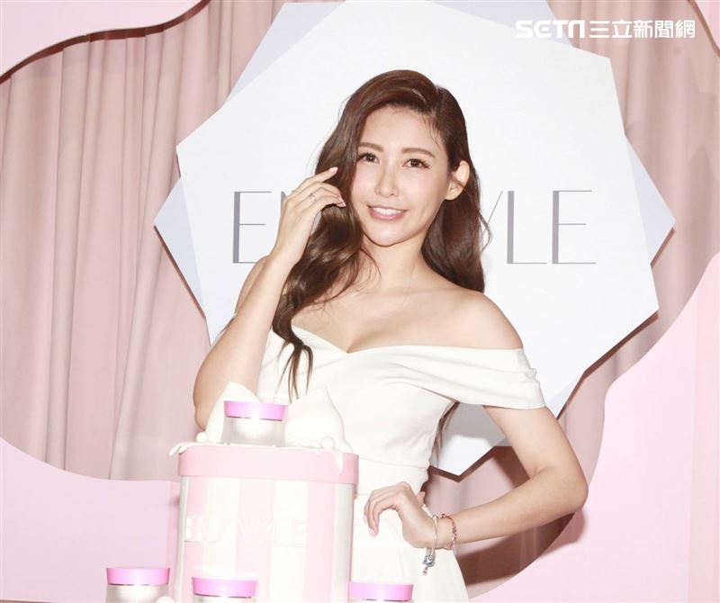 愷樂與爸爸（記者邱榮吉攝影）