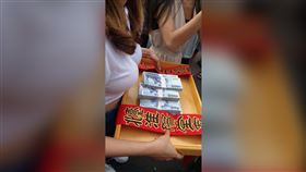 邪惡背帶卡溝 正妹超猛車頭燈現形（圖／翻攝自加藤軍路邊隨手拍）