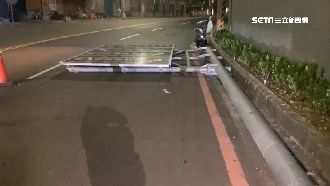 百公斤路牌遭強風吹倒！騎士爆頭慘死