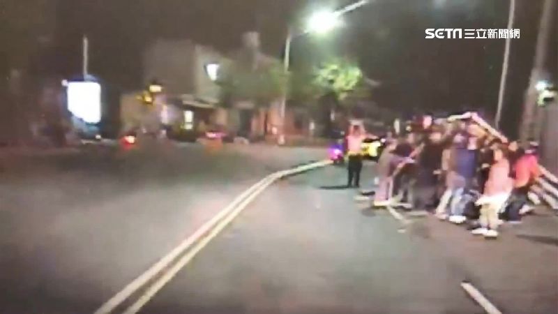 9百公斤路牌壓頂！10人合力撐搶命