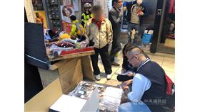 台北市警察局大安分局25日晚間表示，為免攤販影響市容及交通，攜手法務部行政執行署台北分署共同出擊，針對轄內惡意脫產、蓄意不繳納違規罰鍰的攤商，查扣其販賣商品並予以拍賣。（台北市警察局大安分局提供）中央社記者黃麗芸傳真　108年11月25日