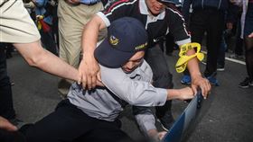 反年改團體八百壯士25日在立法院外抗議，霹靂小組遭推打（圖／記者林敬旻攝影）