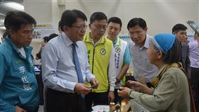 屏東地方產業創新研發計畫發表成果（1）屏東縣政府推動地方產業創新研發計畫，25日舉辦成果發表，屏東新興作物咖啡及可可全被業者加工利用開發各種產品，縣長潘孟安（左2）也到場參觀。（屏東縣政府提供）中央社記者郭芷瑄傳真　108年11月25日