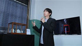 黃翊進駐工研院　開發AI舞監編舞家黃翊與工研院智慧製造AI辨識實驗室合作，進行「靈魂的標本」與「生理感測」計畫，除透過高精密度掃描與3D列印技術，為舞者製作「靈魂的標本」，更透過人工智慧（AI）技術開發「AI舞監」，以更高的精準度，協助真人舞監辨識表演者動作的關鍵瞬間。（文化部提供）中央社記者洪健倫傳真　108年11月25日