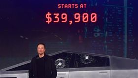 特斯拉21日發表新款電動皮卡車，兩片車窗防撞玻璃卻在試砸時裂開，執行長馬斯克（圖）24日推文提出解釋。（圖／法新社提供）