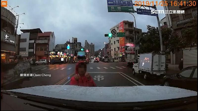 碰瓷假車禍？紅衣婦闖馬路撞車想要錢