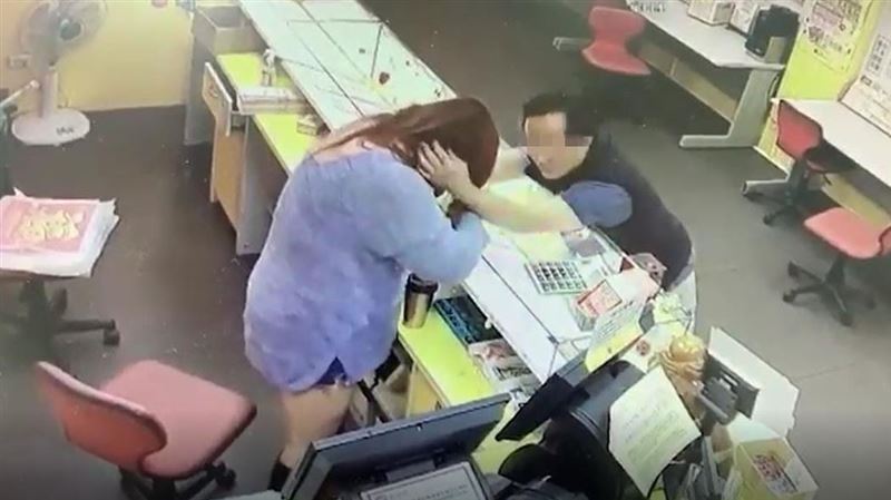噁男伸鹹豬手　竟對店員摸臉又扯髮！