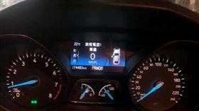 台東山路開到一半，發現儀表板有一隻喇牙
圖／翻攝自爆廢公社