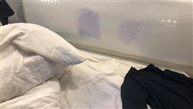 發熱衣沒洗就穿！台男夜宿旅館　頭櫃留「納美人印記」慘了（圖／翻攝自爆廢公社臉書）