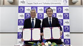 北科大與日本東北大學締結姊妹校為爭取更多國際頂尖大學的合作機會，台北科技大學校長王錫福（左）近日率團親赴日本，與日本東北大學締結姊妹校，雙方允諾持續推動學術與師生交流，並簽訂研究所以上的交換學生合作意向書，深化台日跨國研究合作情誼。圖右為日本東北大學校長大野英男。（北科大提供）中央社記者許秩維傳真  108年11月26日