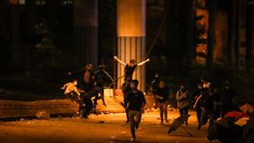 香港理大示威者夜衝防線　警追捕（2）香港警方自18日起包圍香港理工大學校園，與反送中示威者對峙，更在周邊設立防線；19日晚間有部分示威者意圖闖越封鎖線，警方發現後隨即展開追捕。中央社記者吳家昇攝　108年11月19日