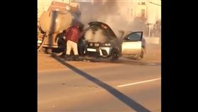 日前在俄羅斯，有輛BMW在行駛途中突然起火，駕駛頓時嚇得不知所措，當時剛好停在隔壁的好心水肥車駕駛問是否需要幫助，而車主為了保住愛車，只好心一橫，讓大管灌出「屎尿」滅火。（圖／翻攝自YouTube）