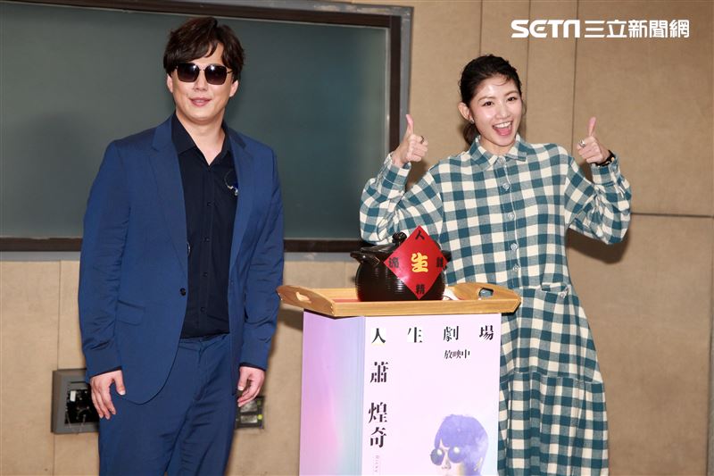 李千那帶來「人生滴雞精」為蕭煌奇加油打氣。（記者邱榮吉/攝影）