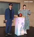 李千那帶來「人生滴雞精」為蕭煌奇加油打氣。（記者邱榮吉/攝影）