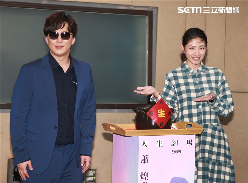 李千那帶來「人生滴雞精」為蕭煌奇加油打氣。（記者邱榮吉/攝影）