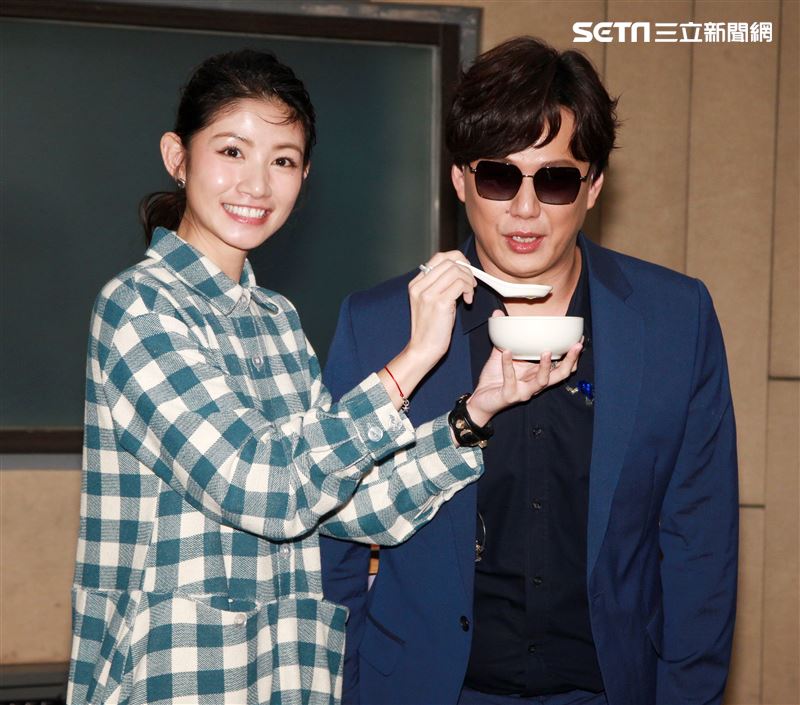 李千那帶來「人生滴雞精」為蕭煌奇加油打氣。（記者邱榮吉/攝影）