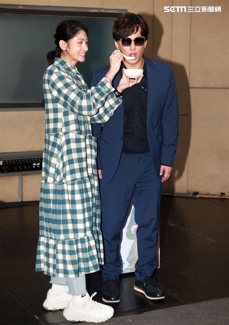 李千那帶來「人生滴雞精」為蕭煌奇加油打氣。（記者邱榮吉/攝影）