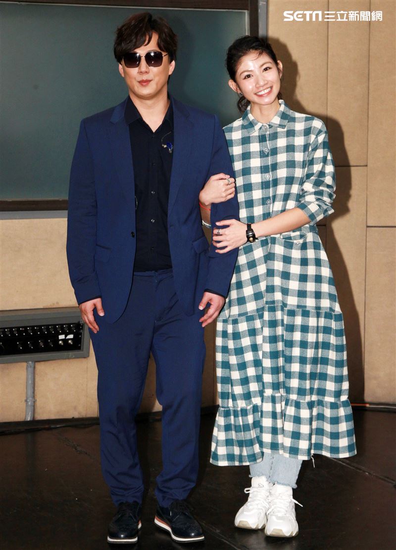 李千那帶來「人生滴雞精」為蕭煌奇加油打氣。（記者邱榮吉/攝影）